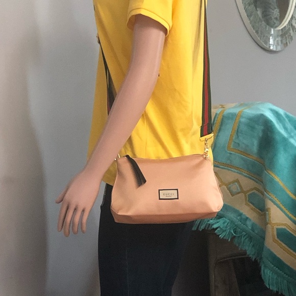 Gucci pouch converted in to shoulder bag /cross body. - Picture 13 of 16